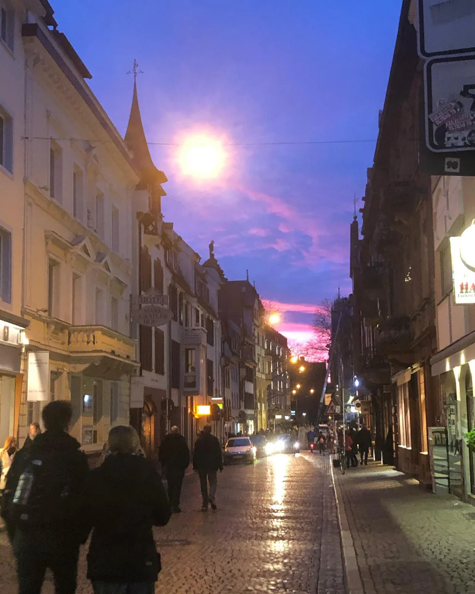 Die Gerberau in der Freiburger Altstadt am Abend